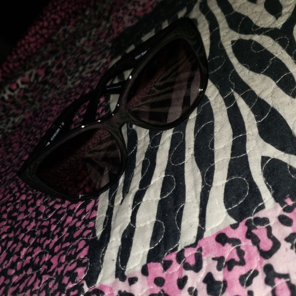 Sun glasses - Picture 3 of 3